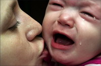 почему плачет малыш?